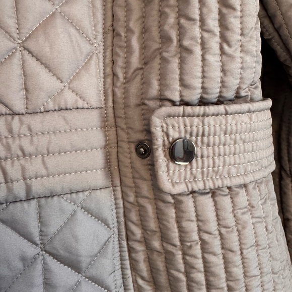 Liz Claiborne Quilted Puffer Jacket in Light Gray, Size XL, Zipper, Button, Hood - Picture 7 of 16